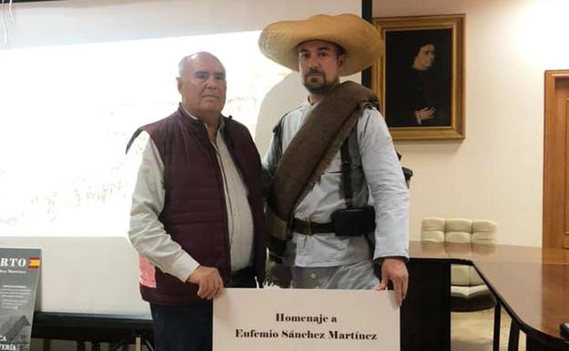 Descendiente de Eufemio Sánchez junto a un soldado con el uniforme de hace 120 años