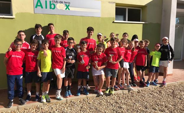 Alumnos de la Escuela de Tenis Cid-Hiaya de Baza 