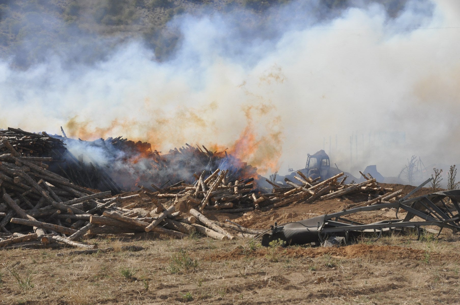 Fotos: Las imágenes del incendio de la fábrica de pellets de Huéscar