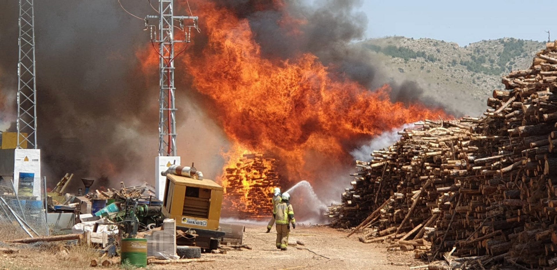 Fotos: Las imágenes del incendio de la fábrica de pellets de Huéscar