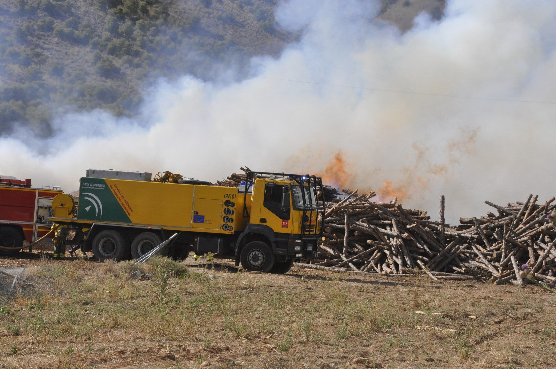 Fotos: Las imágenes del incendio de la fábrica de pellets de Huéscar