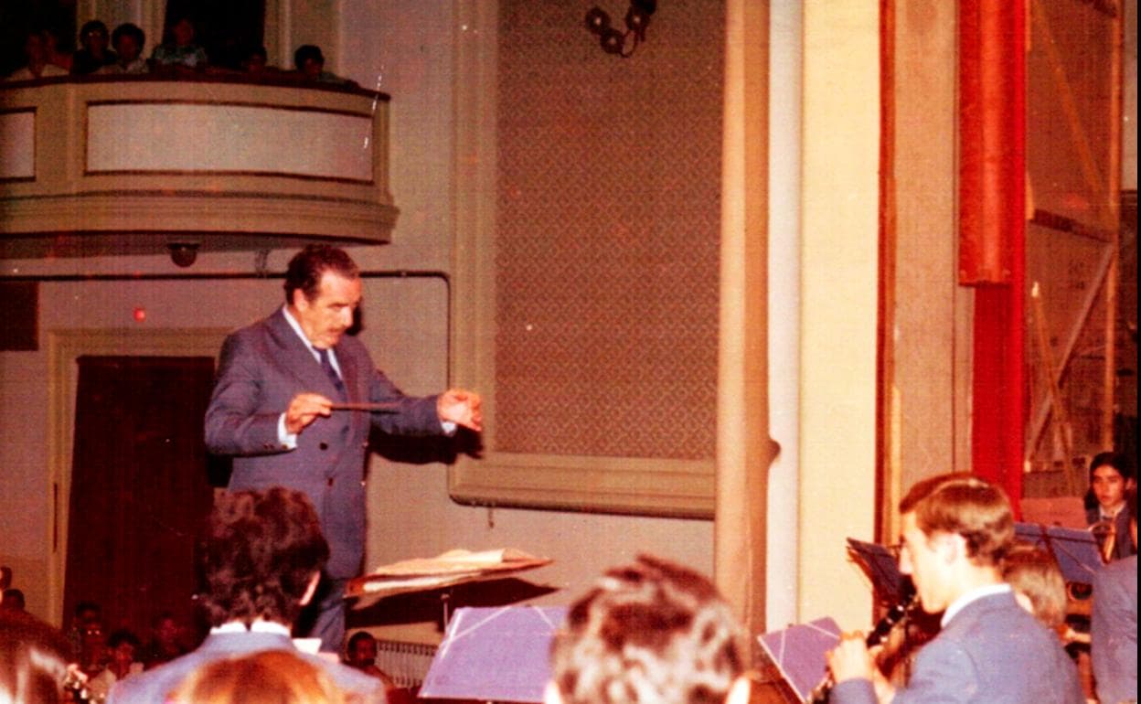 Enrique Pareja durante un concierto en el Teatro Dengra