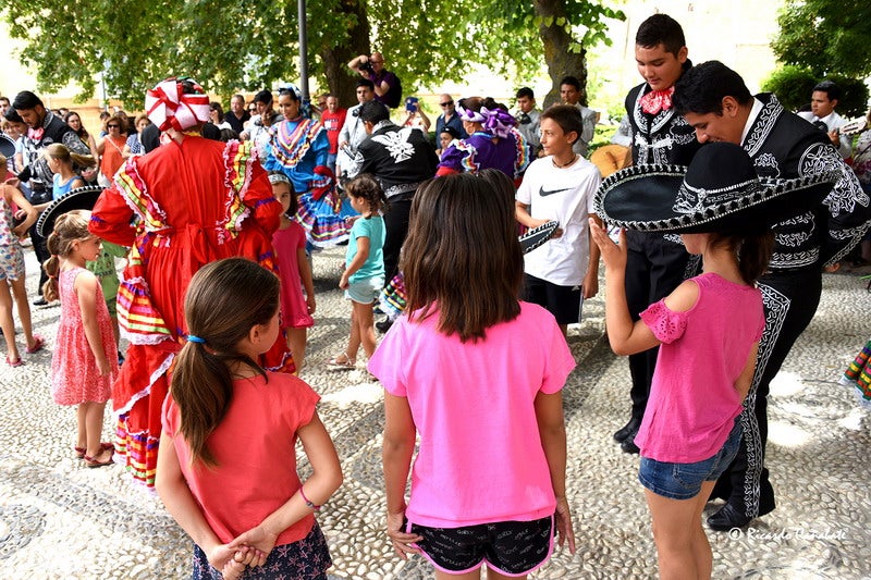 El baile multicolor del folclore mundial en Baza