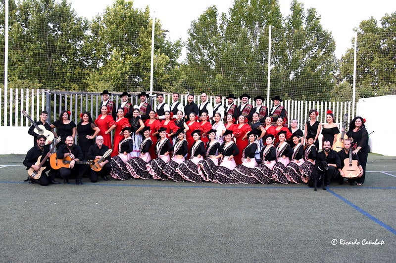 El baile multicolor del folclore mundial en Baza