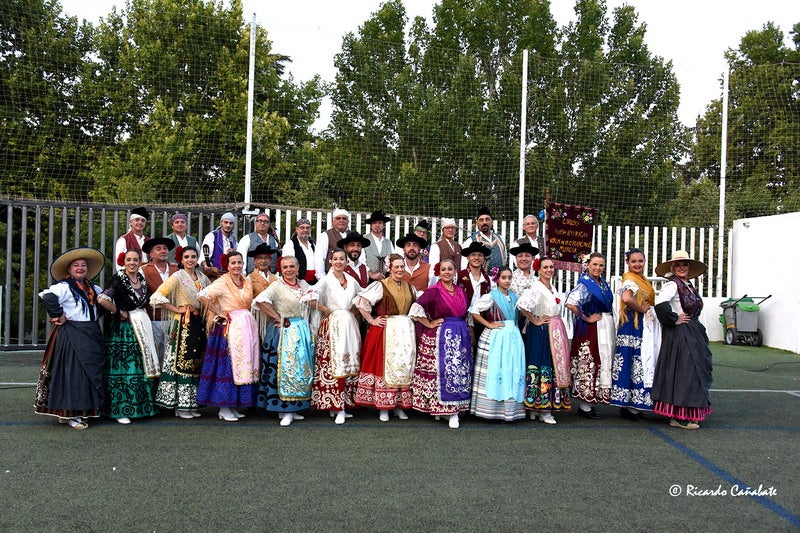 El baile multicolor del folclore mundial en Baza