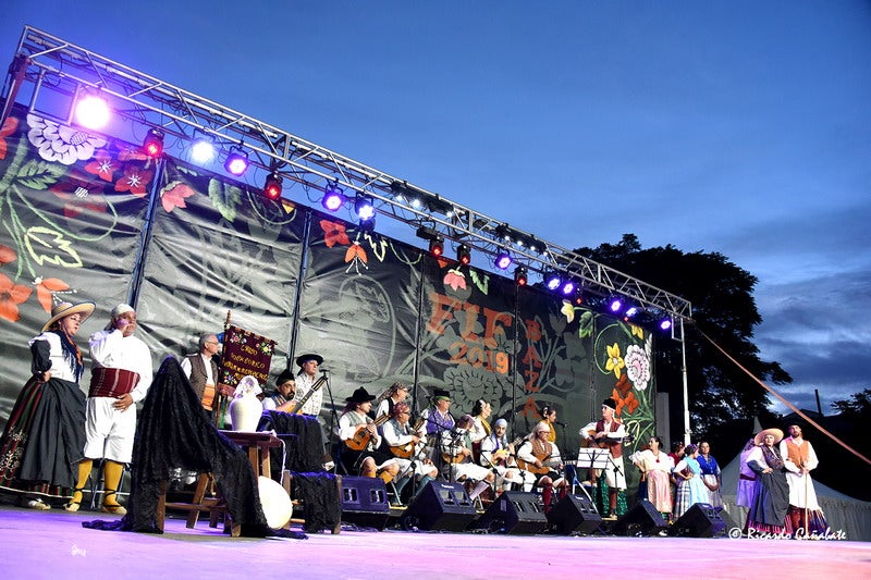 El baile multicolor del folclore mundial en Baza