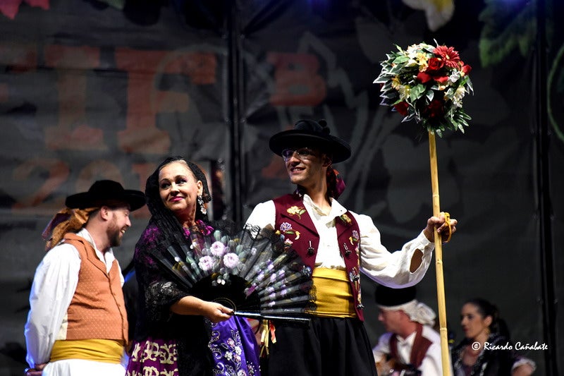 El baile multicolor del folclore mundial en Baza