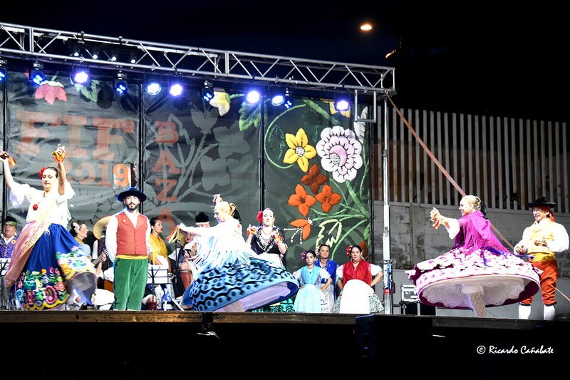 El baile multicolor del folclore mundial en Baza