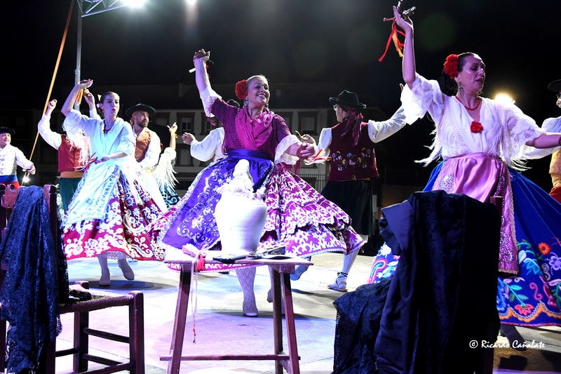 El baile multicolor del folclore mundial en Baza