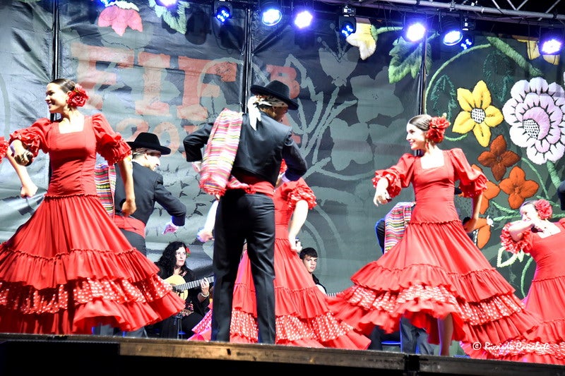 El baile multicolor del folclore mundial en Baza