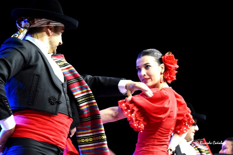 El baile multicolor del folclore mundial en Baza