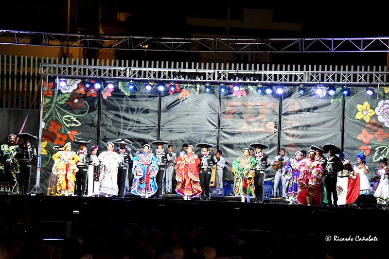 El baile multicolor del folclore mundial en Baza