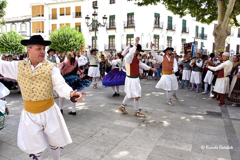 El baile multicolor del folclore mundial en Baza