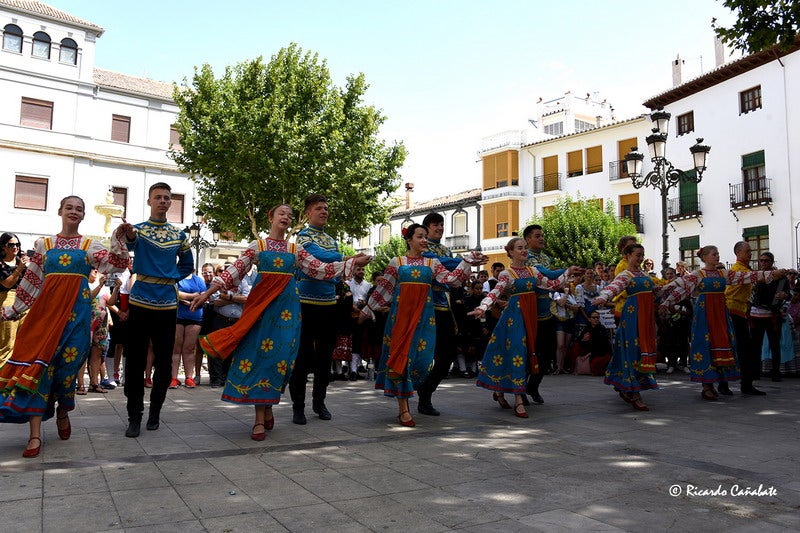 El baile multicolor del folclore mundial en Baza