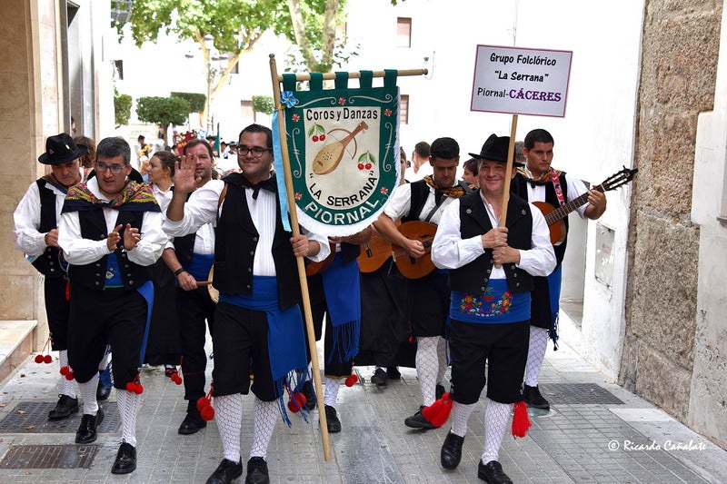 El baile multicolor del folclore mundial en Baza