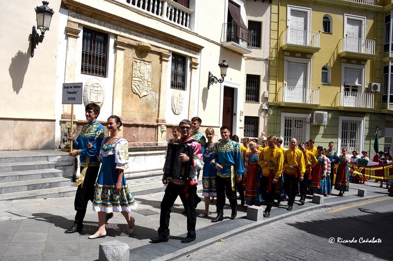 El baile multicolor del folclore mundial en Baza