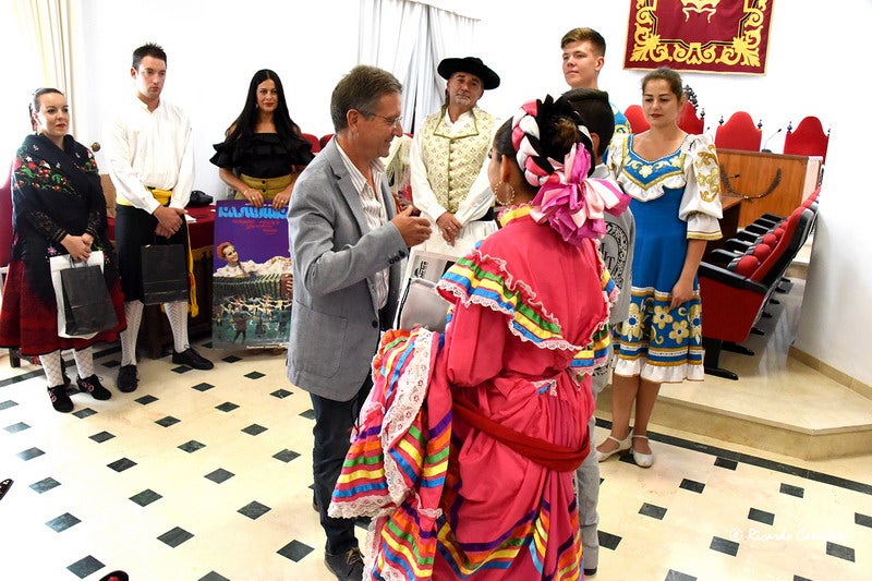 El baile multicolor del folclore mundial en Baza