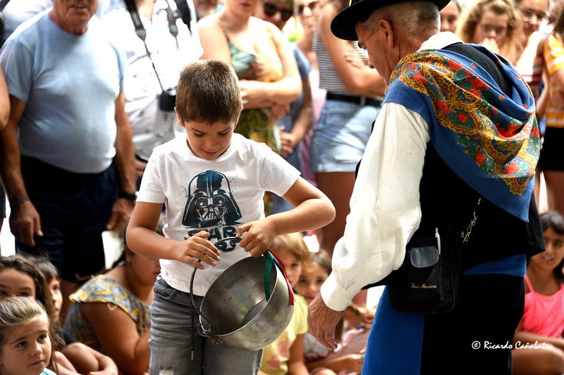 El baile multicolor del folclore mundial en Baza