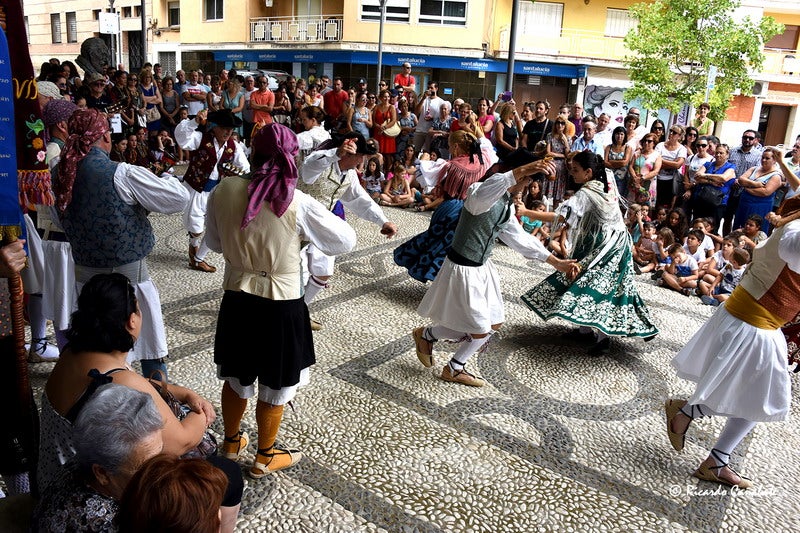 El baile multicolor del folclore mundial en Baza