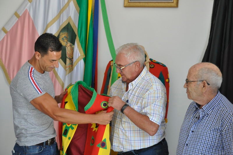 Baza le entrega el traje al Cascamorras Antonio Vera 