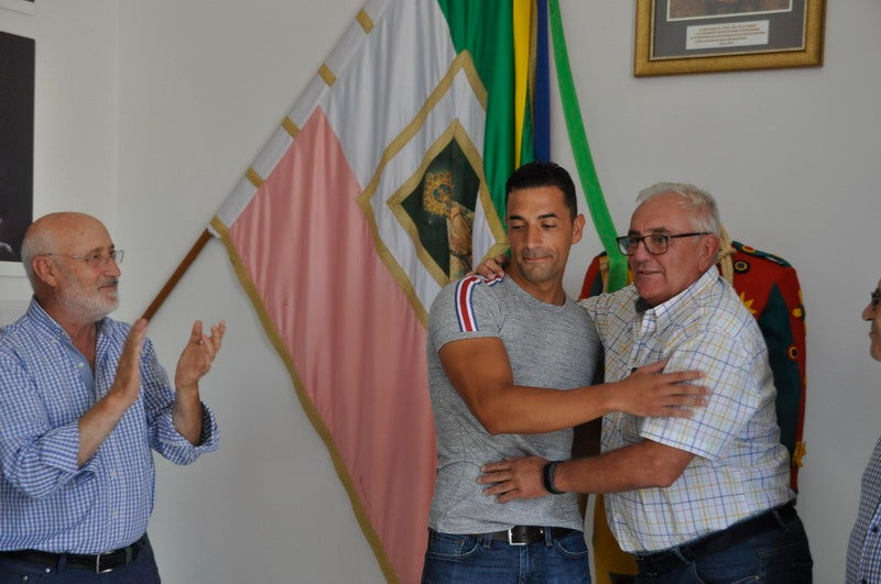 Baza le entrega el traje al Cascamorras Antonio Vera 