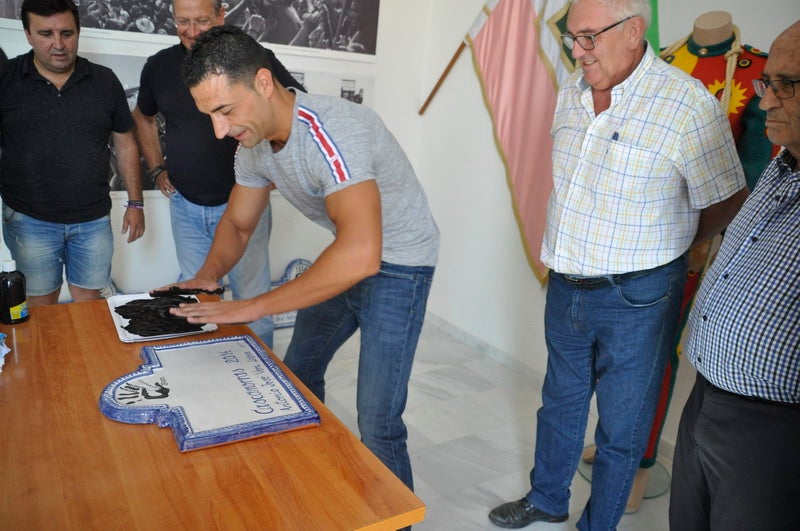 Baza le entrega el traje al Cascamorras Antonio Vera 