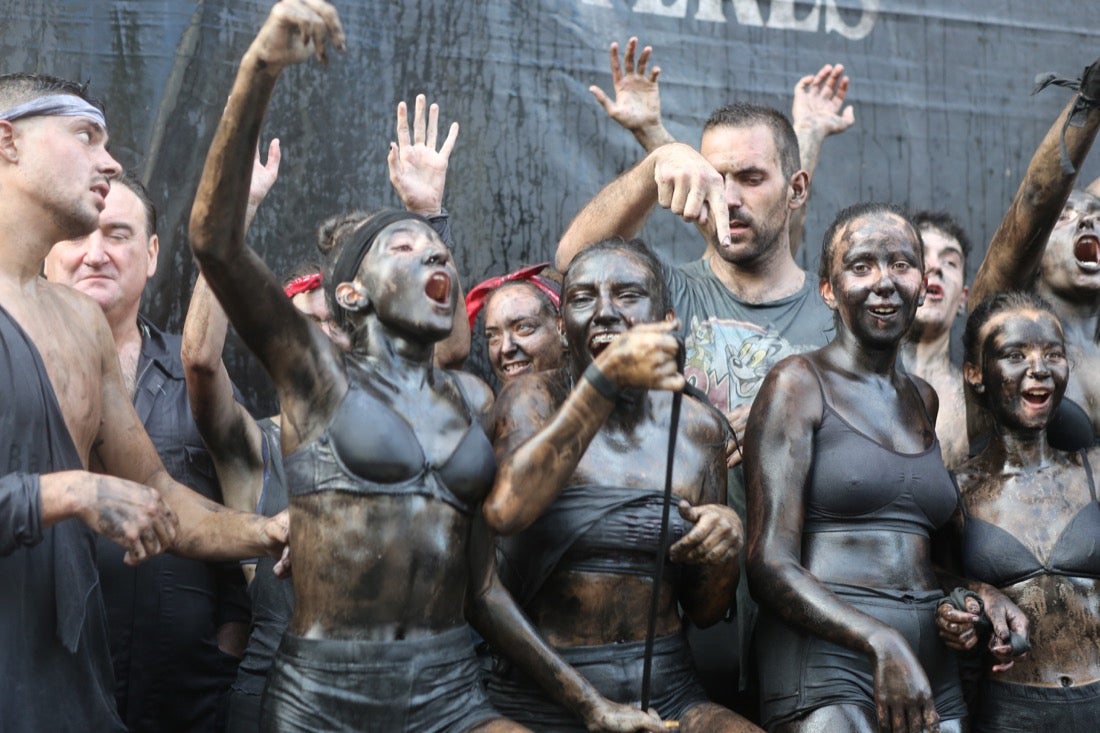 Aquí puedes ver una selección de las mejores fotografías del multitudinario Cascamorras, que ha reunido a unas 15.000 personas en Baza