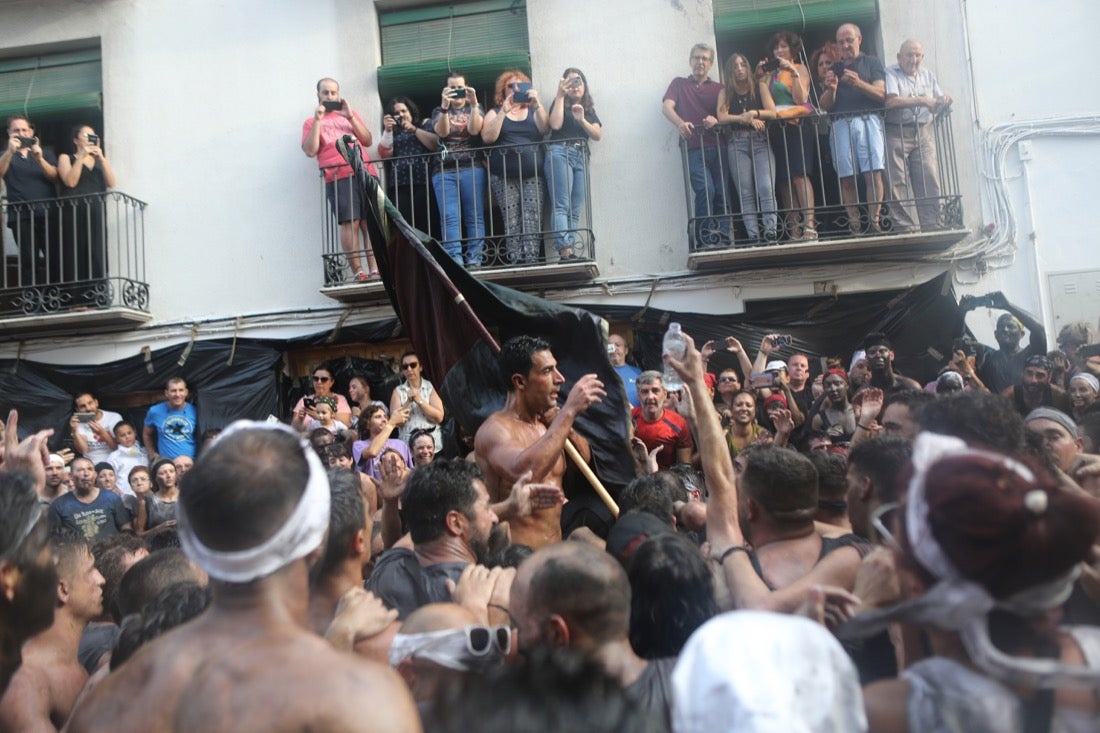 Aquí puedes ver una selección de las mejores fotografías del multitudinario Cascamorras, que ha reunido a unas 15.000 personas en Baza