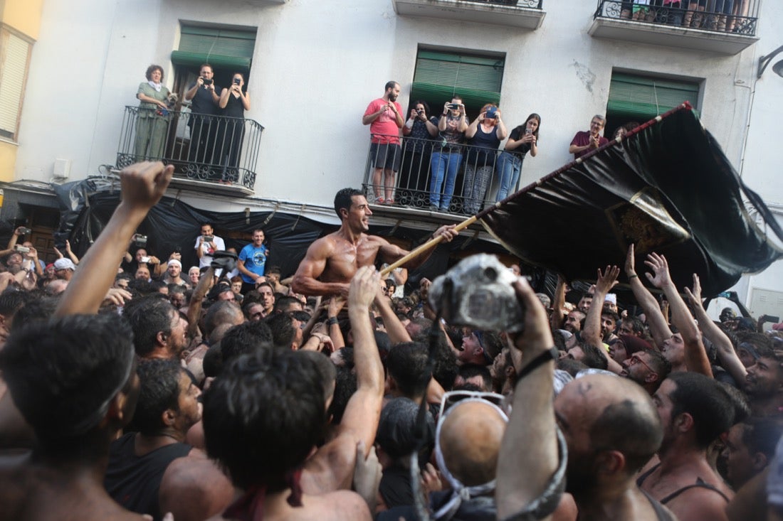 Aquí puedes ver una selección de las mejores fotografías del multitudinario Cascamorras, que ha reunido a unas 15.000 personas en Baza