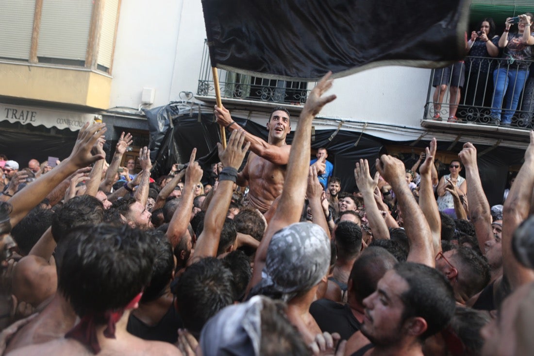 Aquí puedes ver una selección de las mejores fotografías del multitudinario Cascamorras, que ha reunido a unas 15.000 personas en Baza