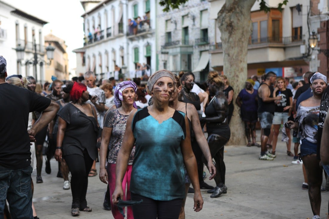 Aquí puedes ver una selección de las mejores fotografías del multitudinario Cascamorras, que ha reunido a unas 15.000 personas en Baza