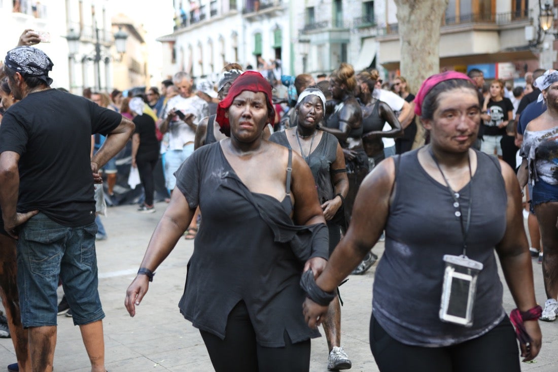 Aquí puedes ver una selección de las mejores fotografías del multitudinario Cascamorras, que ha reunido a unas 15.000 personas en Baza