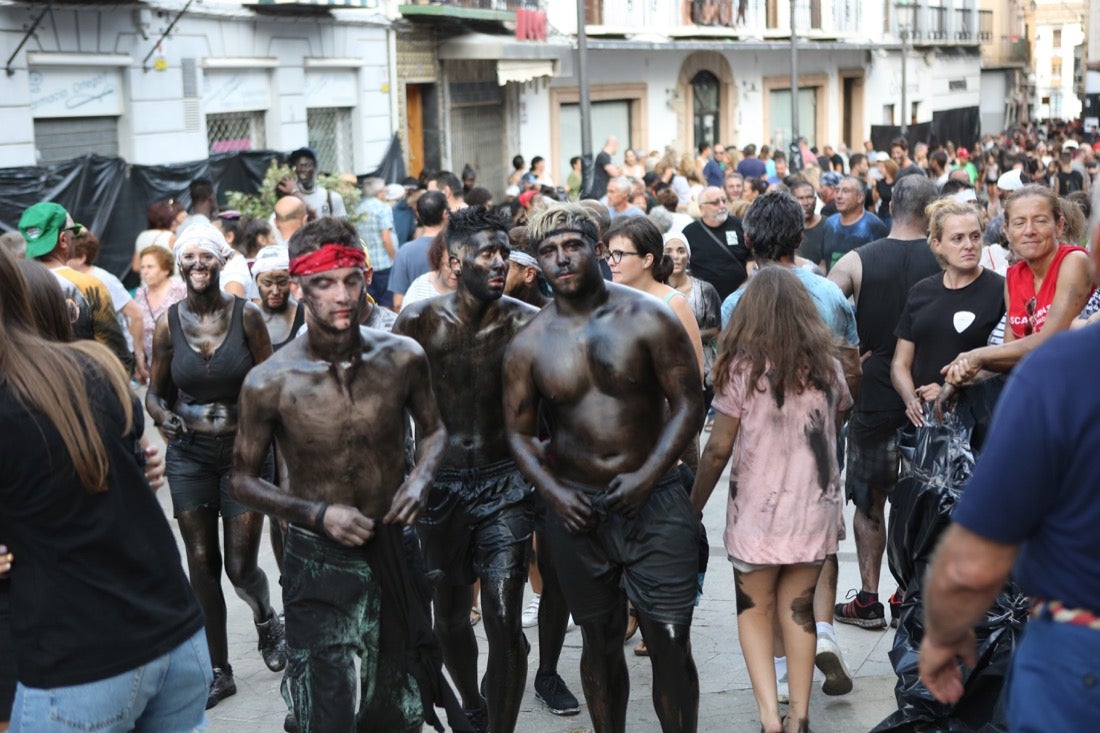 Aquí puedes ver una selección de las mejores fotografías del multitudinario Cascamorras, que ha reunido a unas 15.000 personas en Baza