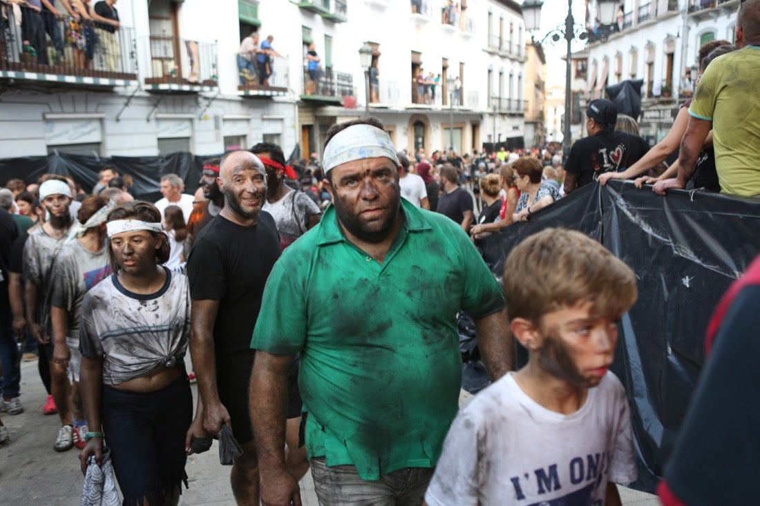 Aquí puedes ver una selección de las mejores fotografías del multitudinario Cascamorras, que ha reunido a unas 15.000 personas en Baza