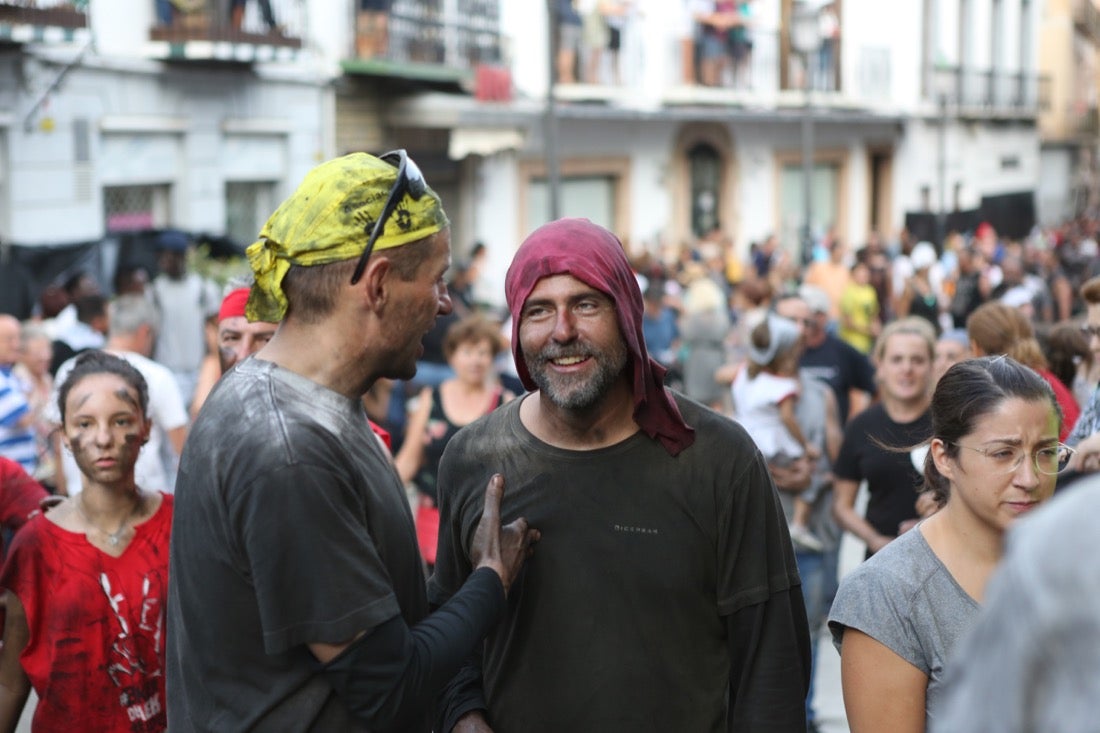 Aquí puedes ver una selección de las mejores fotografías del multitudinario Cascamorras, que ha reunido a unas 15.000 personas en Baza