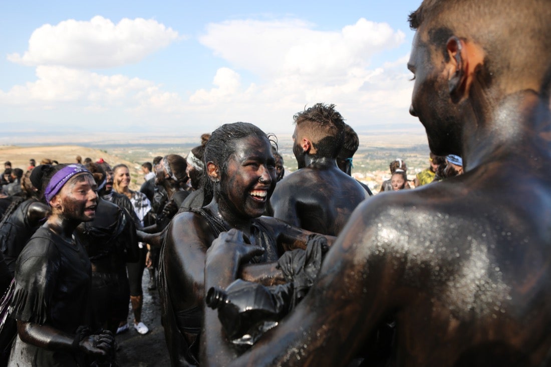 Aquí puedes ver una selección de las mejores fotografías del multitudinario Cascamorras, que ha reunido a unas 15.000 personas en Baza