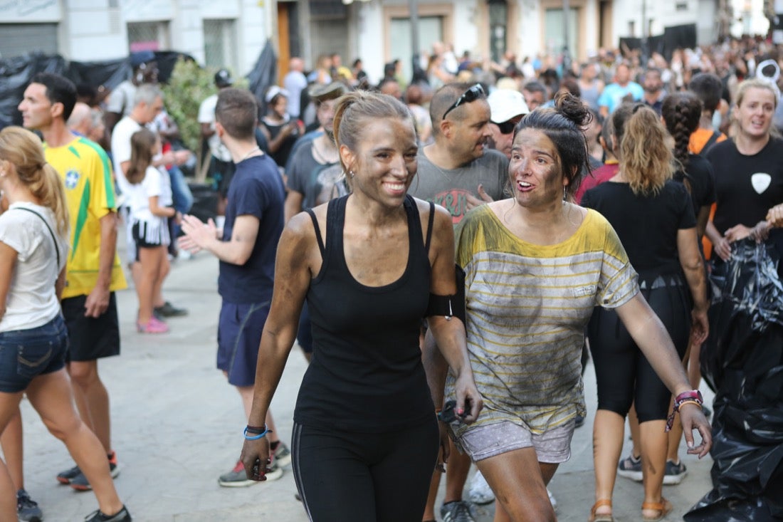 Aquí puedes ver una selección de las mejores fotografías del multitudinario Cascamorras, que ha reunido a unas 15.000 personas en Baza