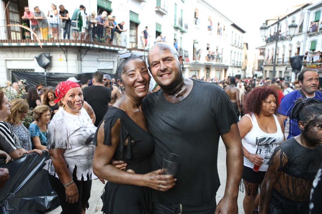 Aquí puedes ver una selección de las mejores fotografías del multitudinario Cascamorras, que ha reunido a unas 15.000 personas en Baza