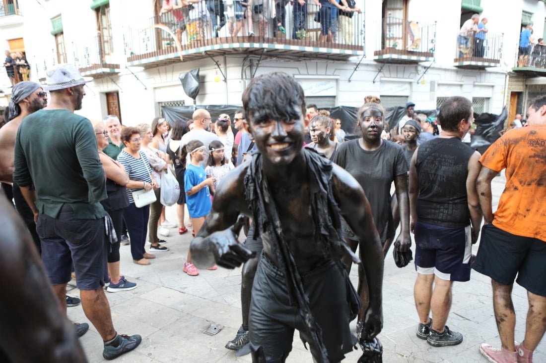 Aquí puedes ver una selección de las mejores fotografías del multitudinario Cascamorras, que ha reunido a unas 15.000 personas en Baza