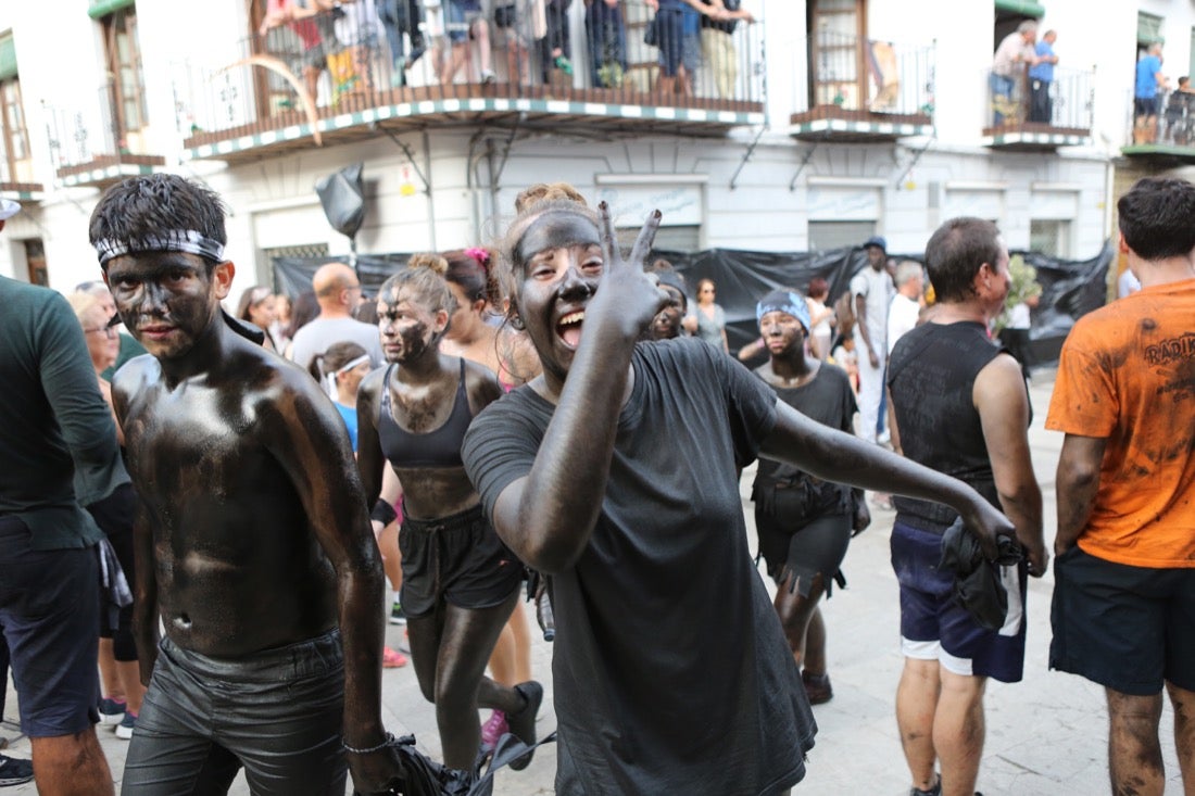 Aquí puedes ver una selección de las mejores fotografías del multitudinario Cascamorras, que ha reunido a unas 15.000 personas en Baza