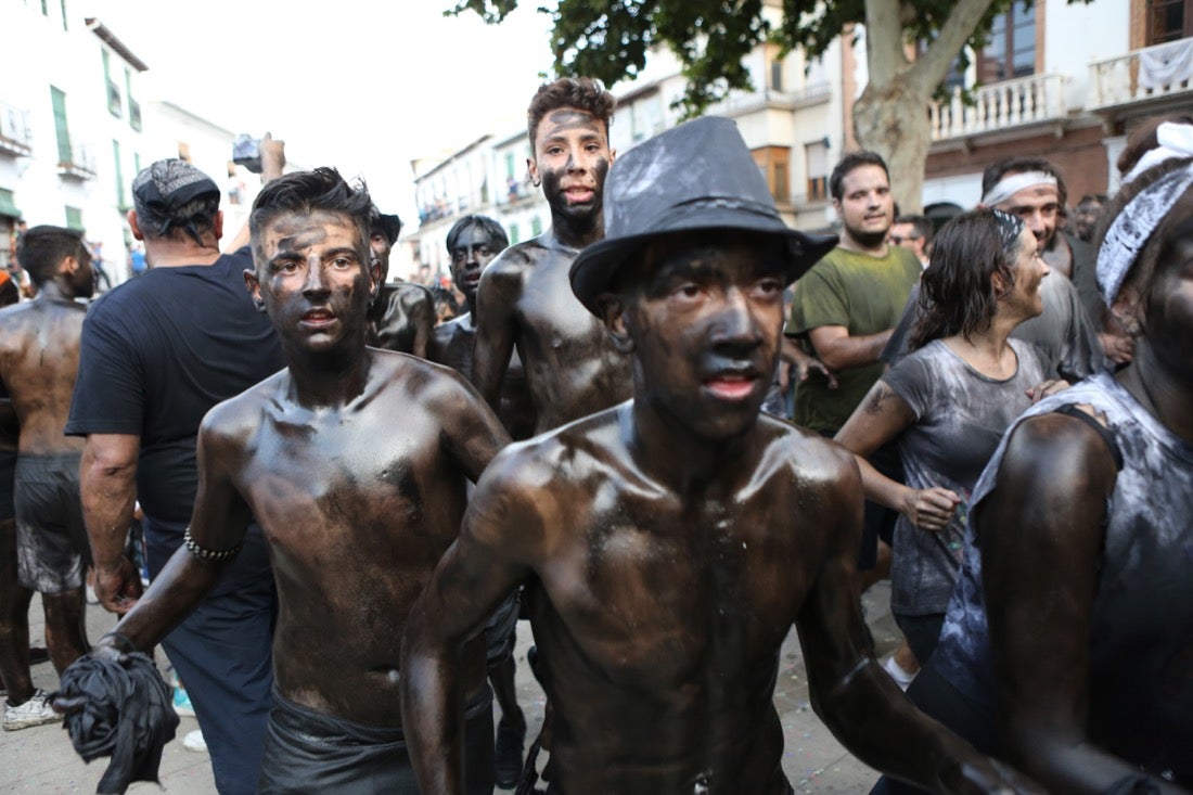 Aquí puedes ver una selección de las mejores fotografías del multitudinario Cascamorras, que ha reunido a unas 15.000 personas en Baza