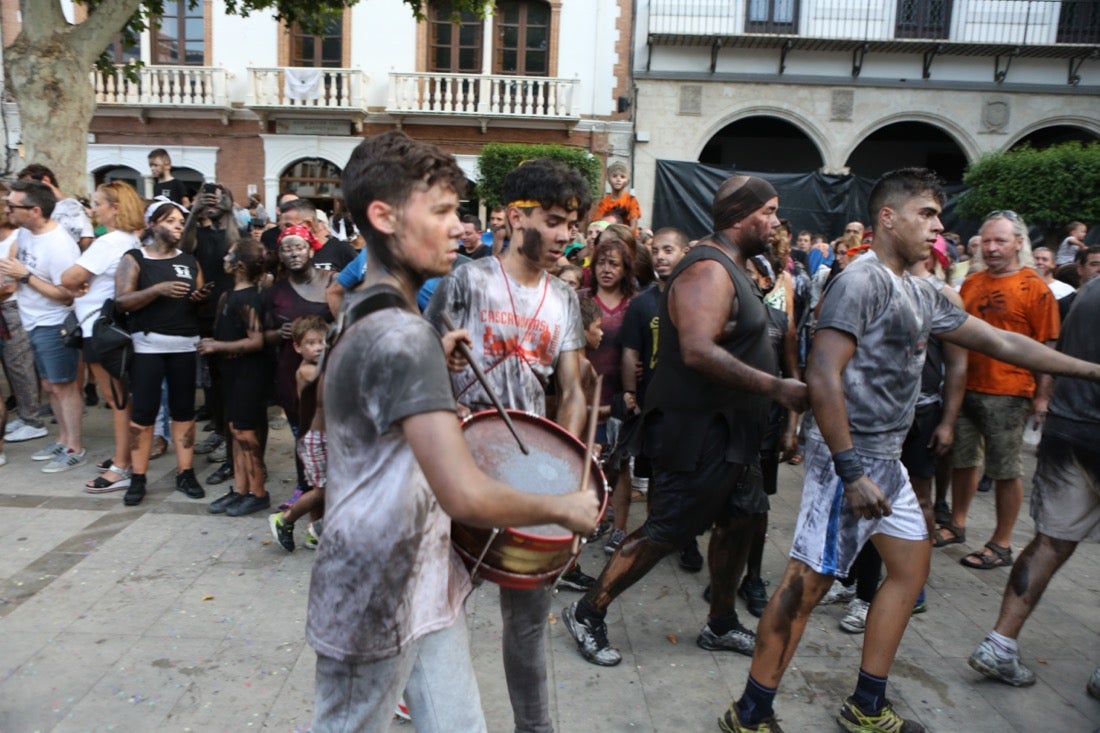 Aquí puedes ver una selección de las mejores fotografías del multitudinario Cascamorras, que ha reunido a unas 15.000 personas en Baza