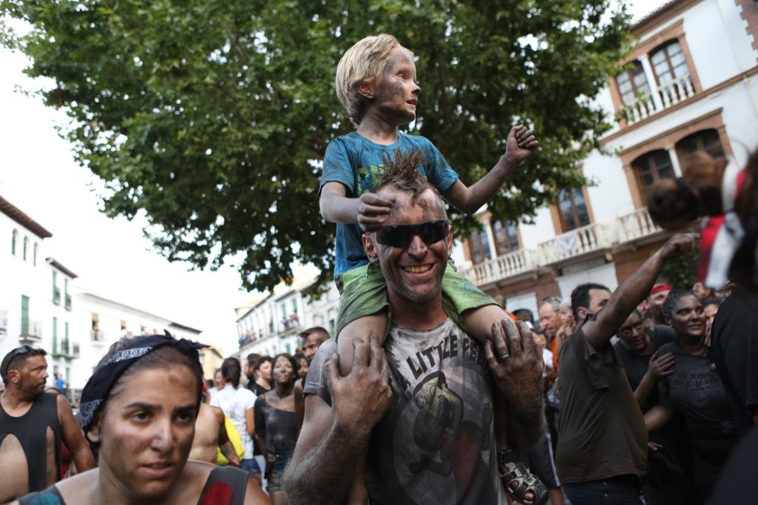 Aquí puedes ver una selección de las mejores fotografías del multitudinario Cascamorras, que ha reunido a unas 15.000 personas en Baza