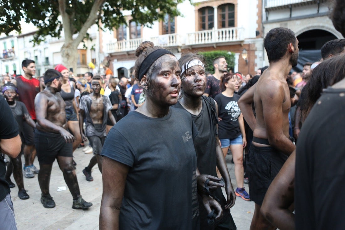 Aquí puedes ver una selección de las mejores fotografías del multitudinario Cascamorras, que ha reunido a unas 15.000 personas en Baza