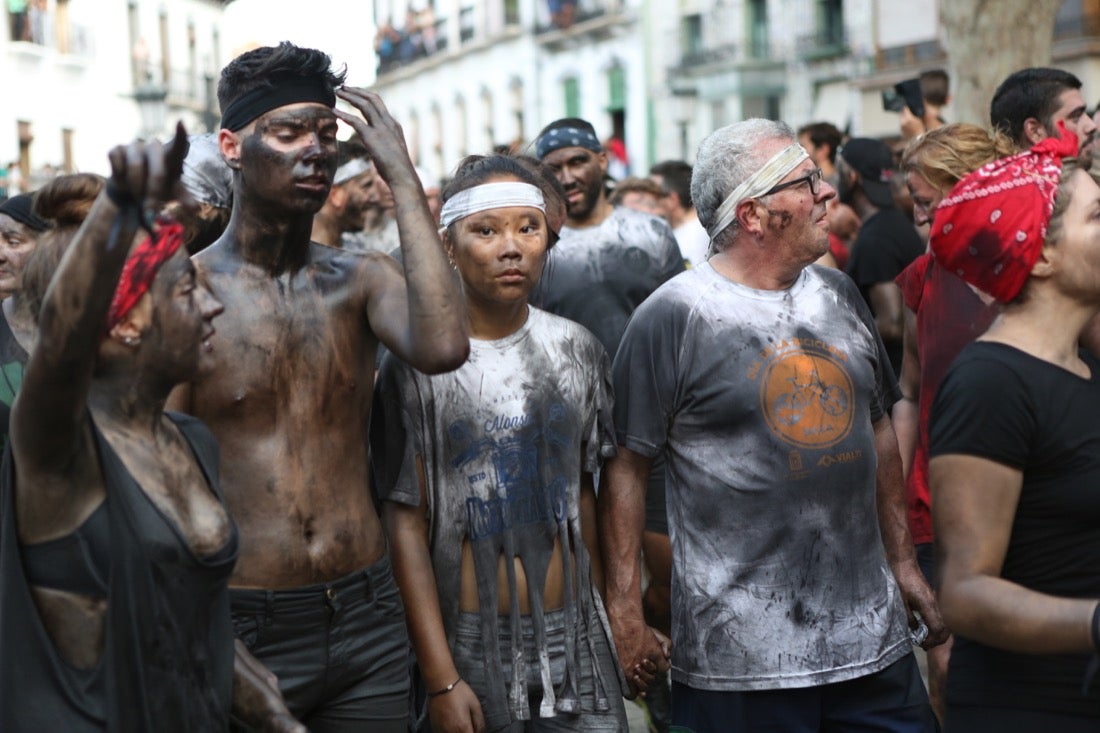 Aquí puedes ver una selección de las mejores fotografías del multitudinario Cascamorras, que ha reunido a unas 15.000 personas en Baza