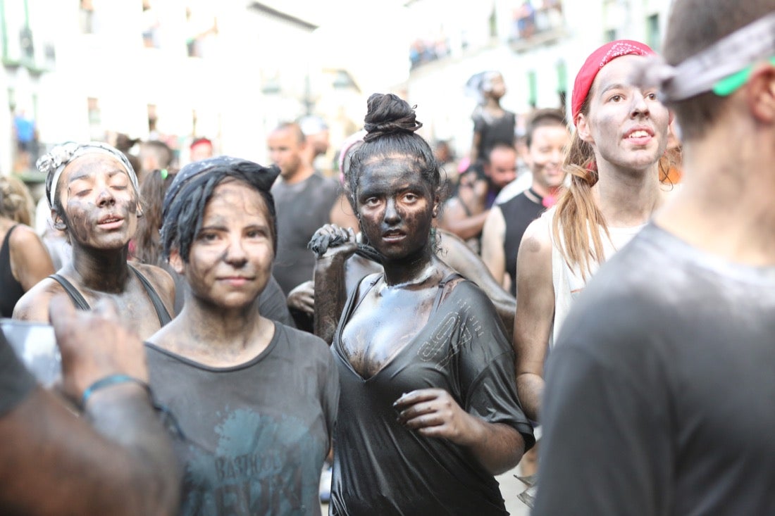 Aquí puedes ver una selección de las mejores fotografías del multitudinario Cascamorras, que ha reunido a unas 15.000 personas en Baza