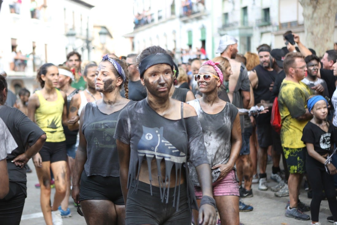 Aquí puedes ver una selección de las mejores fotografías del multitudinario Cascamorras, que ha reunido a unas 15.000 personas en Baza