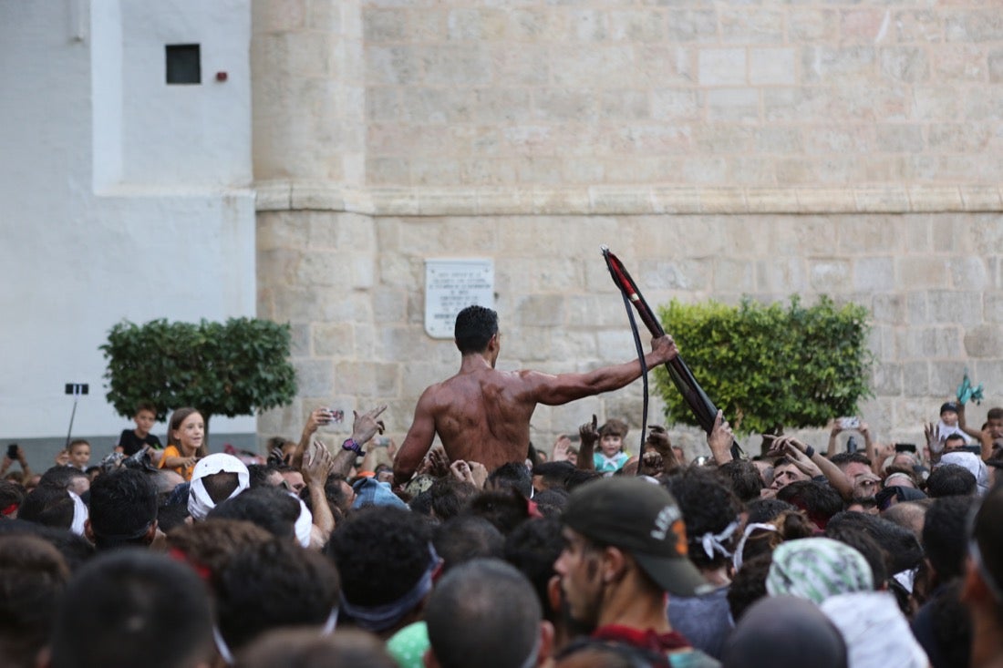 Aquí puedes ver una selección de las mejores fotografías del multitudinario Cascamorras, que ha reunido a unas 15.000 personas en Baza