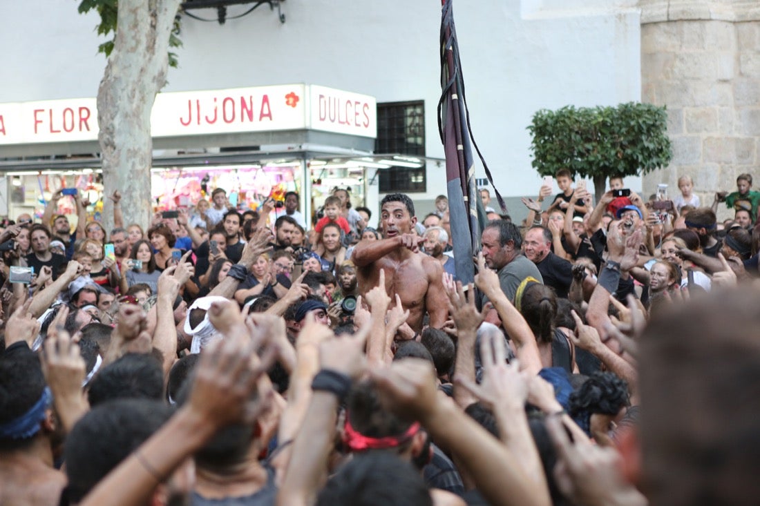 Aquí puedes ver una selección de las mejores fotografías del multitudinario Cascamorras, que ha reunido a unas 15.000 personas en Baza