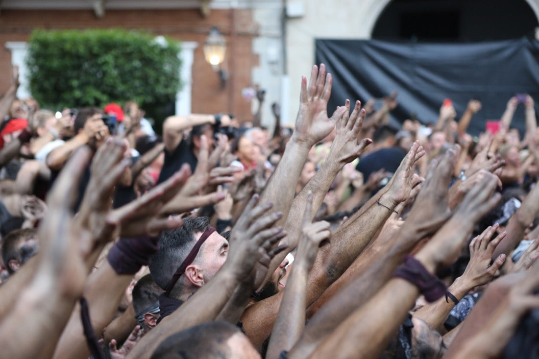 Aquí puedes ver una selección de las mejores fotografías del multitudinario Cascamorras, que ha reunido a unas 15.000 personas en Baza